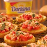 O que servir antes da ceia de Natal: bruschettas de queijo com tomates marinados