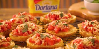 Bruschettas de queijo com tomates marinados