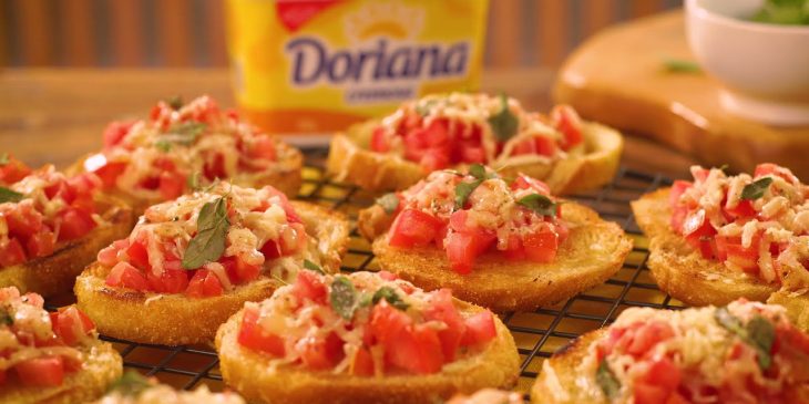 O que servir antes da ceia de Natal: bruschettas de queijo com tomates marinados