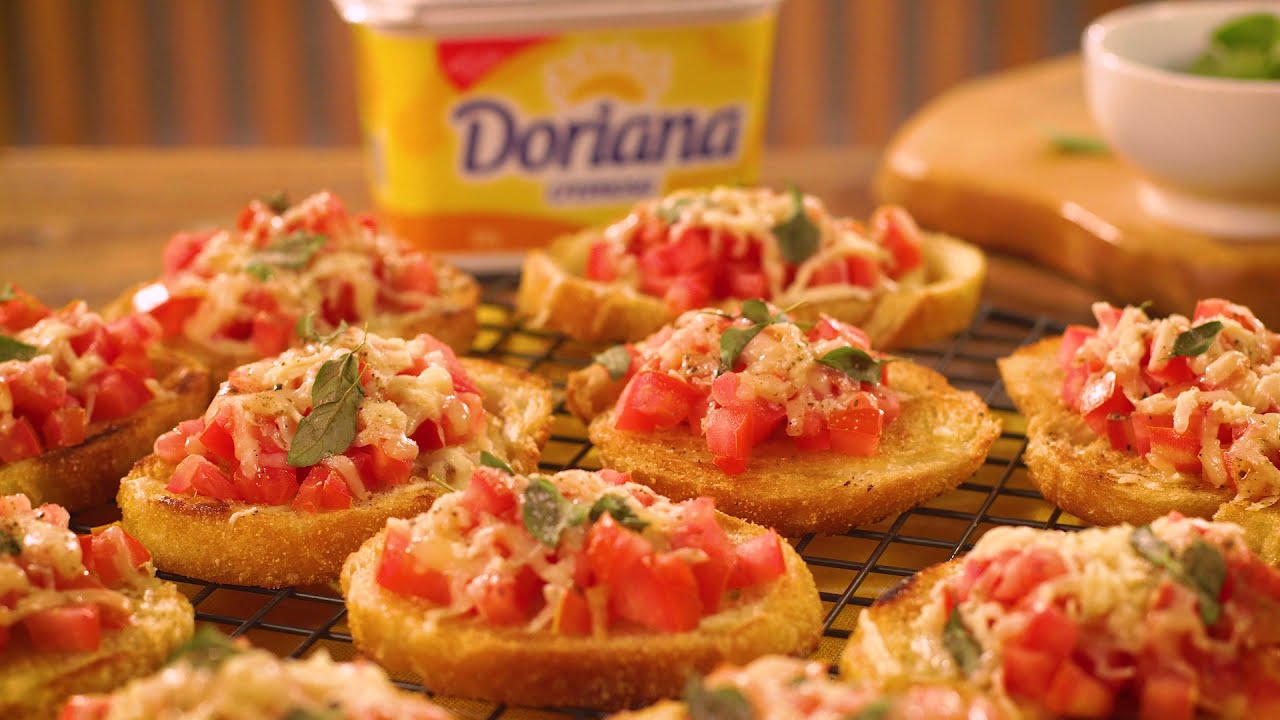 O que servir antes da ceia de Natal: bruschettas de queijo com tomates marinados