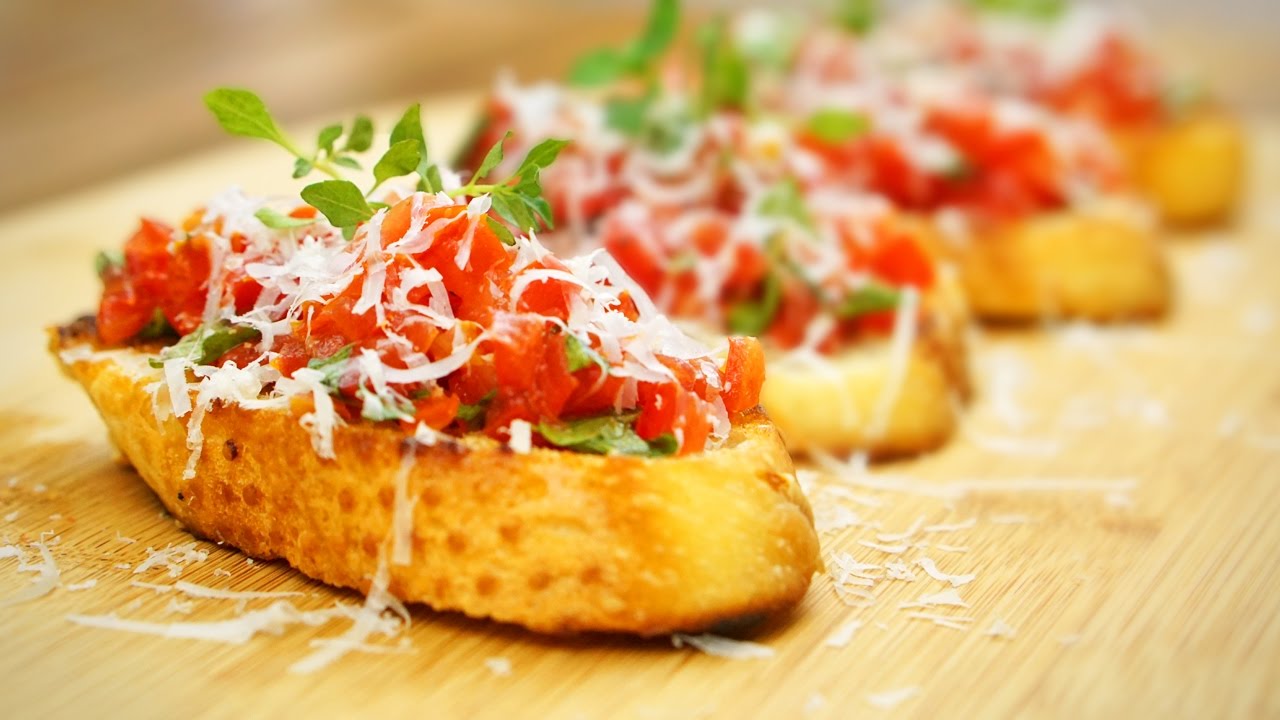 Como fazer  bruschettas de queijo com tomates marinados?