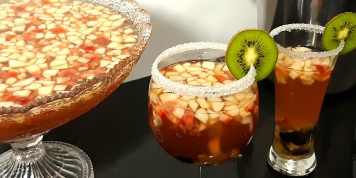 Ponche de frutas é o drink que ninguém consegue colocar defeitos (prático demais)