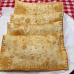 Pastel de calabresa com queijo para beliscar essa delícia muito fácil de fazer