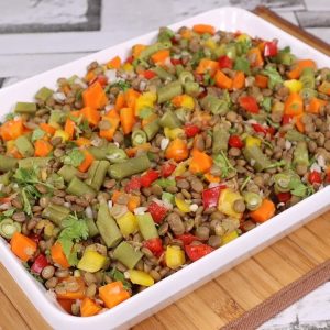 Salada de lentilha simples muito prática de fazer para você servir no Réveillon