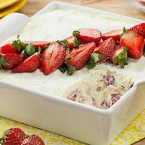 Receita de pavê de leite ninho com morango que ninguém diz ser muito fácil