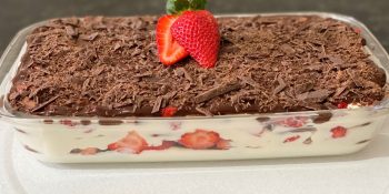 Pavê de leite ninho com morango e chocolate