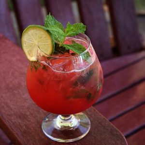 Que tal servir mojito de morango nas festas de fim de ano? Vai ser um sucesso