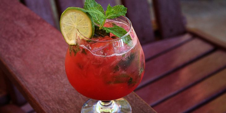 Que tal servir mojito de morango nas festas de fim de ano? Vai ser um sucesso