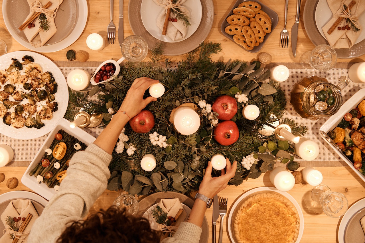 organizar pratos e talheres para ceia de natal 1