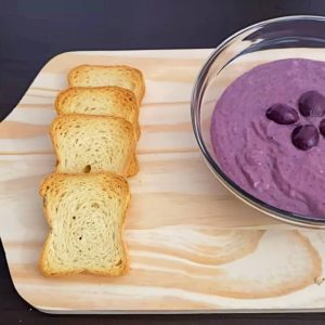 Esse patê de azeitona preta é uma ótima entrada de Natal para servir com torradinhas