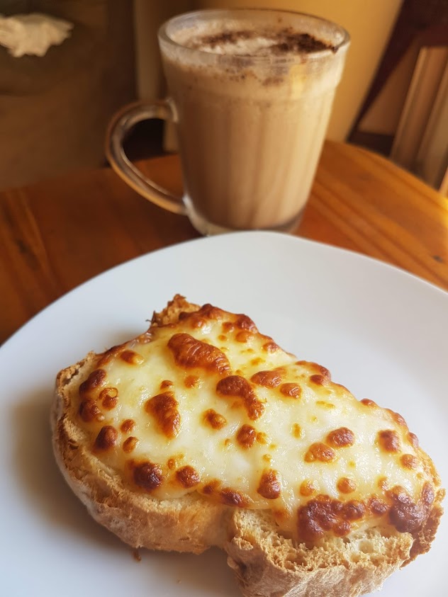 Como fazer pão com requeijão na airfryer?