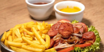 Batata frita com calabresa acebolada