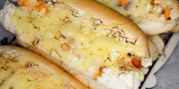 Cachorro quente com queijo maçaricado