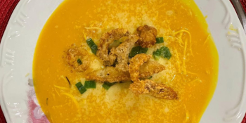 Caldo de abóbora com frango