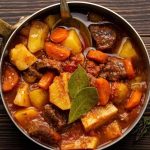 Carne de panela com batatas e cenoura tudo gostoso