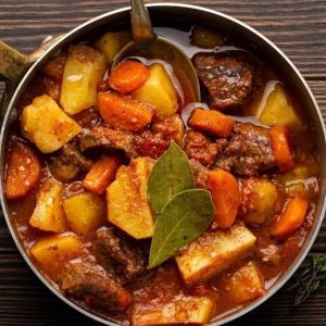 Carne de panela com batatas e cenoura