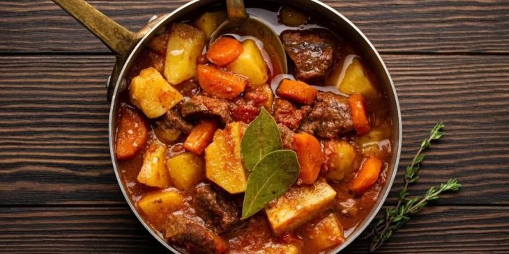 Carne de panela com batatas e cenoura