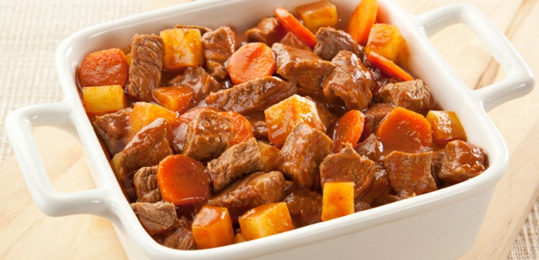 Carne de panela com batatas e cenoura