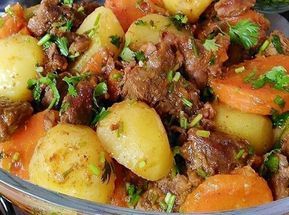 Carne de panela com batatas e cenouras da vovó