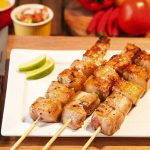 Espetinho de porco agridoce