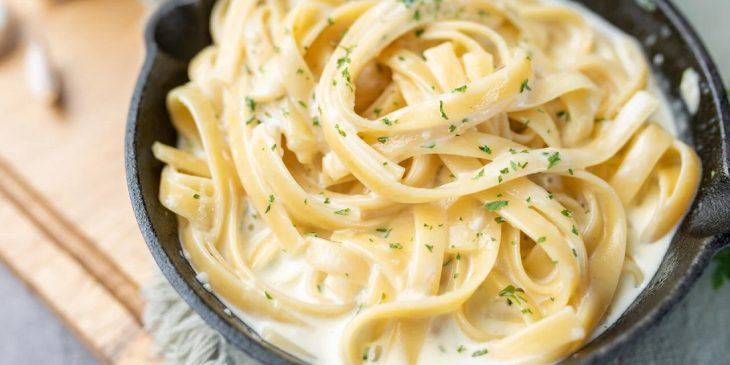 Fettuccine Alfredo tradicional simples fácil