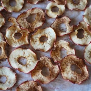 Chips de maçã no forno muito mais gostosas que batatinhas