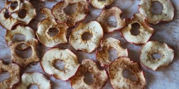 Chips de maçã no forno