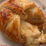 Queijo brie com massa folhada