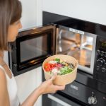 alimentos que não podem ir no microondas