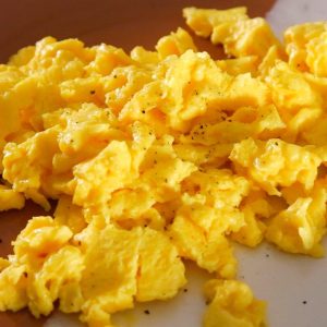 Como fazer ovos mexidos fit e comer com aquele pãozinho bem leve