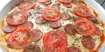 Pizza de liquidificador de calabresa