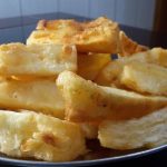 Que tal macaxeira frita no forno? Bem sequinha do jeito que gosta