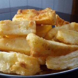 Que tal macaxeira frita no forno? Bem sequinha do jeito que gosta