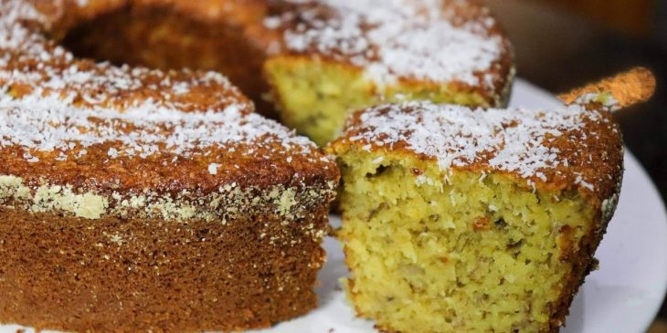 Bolo de banana com coco que tem um cheirinho irresistível demais