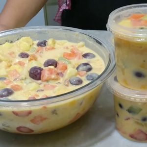 Salada de frutas equatoriana que tem um gostinho delicioso de verão