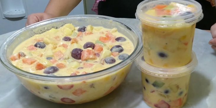 Salada de frutas equatoriana que tem um gostinho delicioso de verão