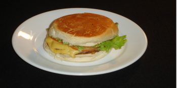 Misto quente com pão de hambúrguer