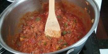 Molho de cachorro quente com carne moída