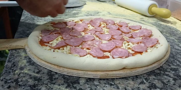 Pizza de calabresa acebolada perfeita demais para deixar as outras pra lá