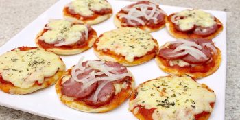 Mini pizza de calabresa