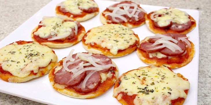 Mini pizza de calabresa com receita de ótimo rendimento