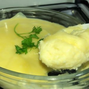Purê de batatas e queijo com uma maciez que nem os restaurantes fazem