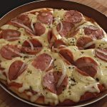 Pizza de frigideira de calabresa que é sensacional demais e viciante