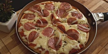 Pizza de frigideira de calabresa