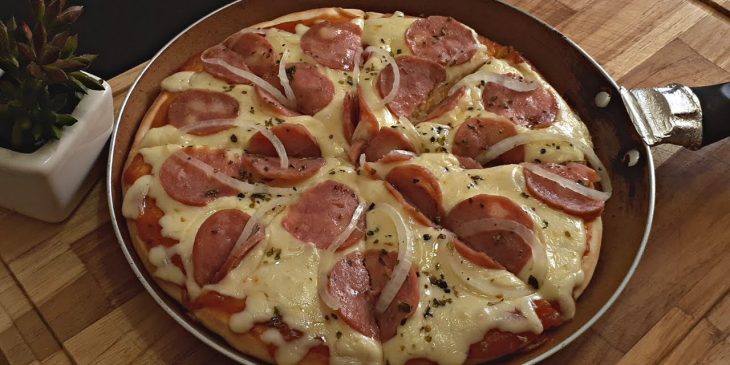 Pizza de frigideira de calabresa que é sensacional demais e viciante