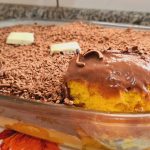 Bolo de cenoura na travessa da @culináriadaevelyn