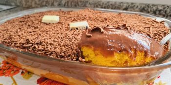 Bolo de cenoura na travessa