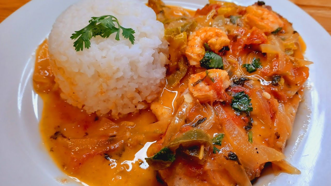 Esse peixe com molho do @receitasedicasdosol fica imperdível e super leve, perfeito para seu almoço