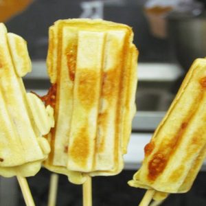Crepe no palito para sera sensação de lanche feito em casa @tatamedeiros
