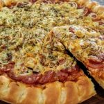 Pizza de calabresa com requeijão que é divina demais (receita fácil)